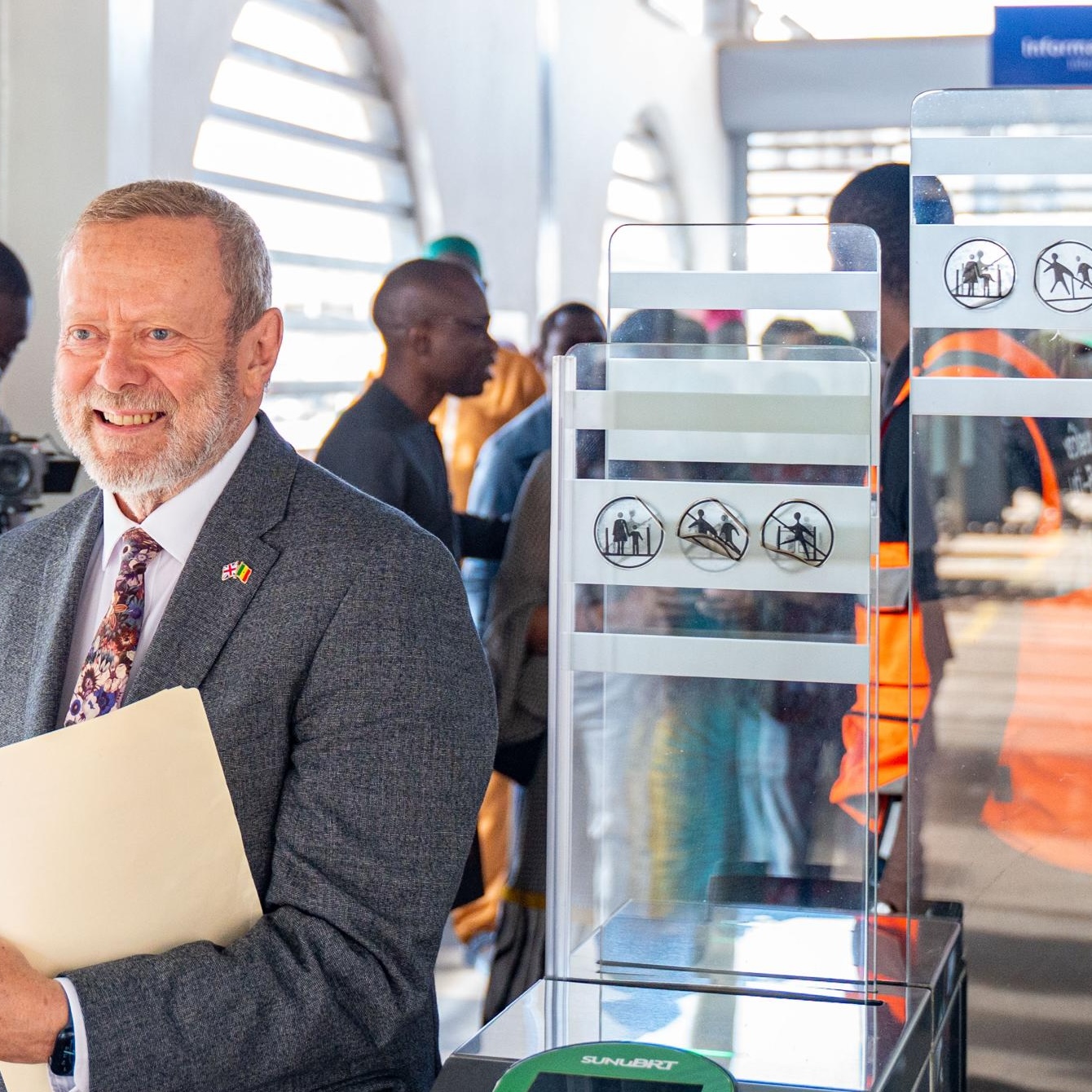 Visite du BRT 100% électrique par le  ministre d'État britannique chargé de l'Afrique, Lord Collins